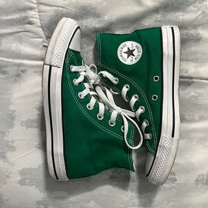 Only worn once, green converse! No visible stains or marks.